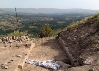 Descoberta entrada monumental no Castro de Sapelos