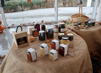 Produtos regionais e abóboras assombradas no centro de artes mercadinho-de-outono