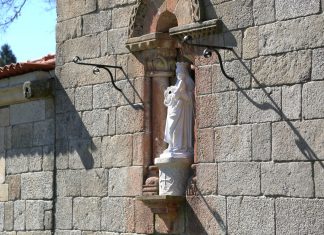 Réplica da imagem de Santa Maria colocada colocada no exterior da igreja paroquial de Covas do Barroso